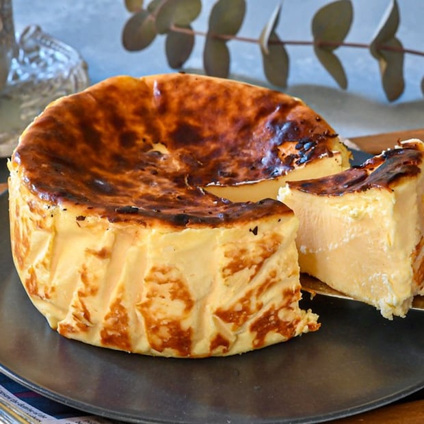 カットした熟成バスクチーズケーキ
