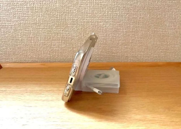 スマホスタンドにもなる♪無印良品「ケーブル収納」が優秀！