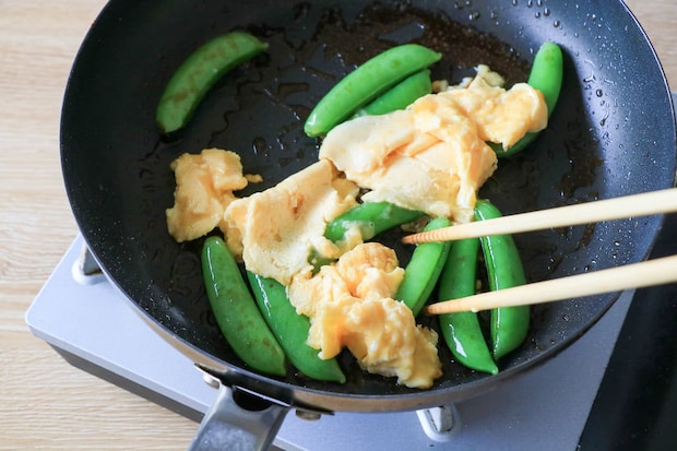 スナップエンドウと卵のオイスターソース炒め