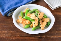 シャキふわ食感がたまらない！「スナップエンドウと卵のオイスターソース炒め」