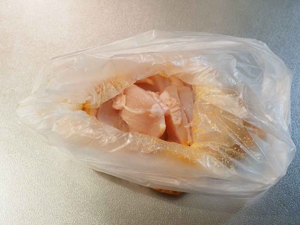 鶏むね肉のピリ辛マヨ味噌漬け焼き