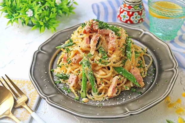 料理初心者さんにおすすめ！ワンパンで作れる「春野菜とベーコンの濃厚カルボナーラ」