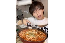 600万回再生！けんじイケメン化計画さんの「超簡単トマトリゾット」の作り方