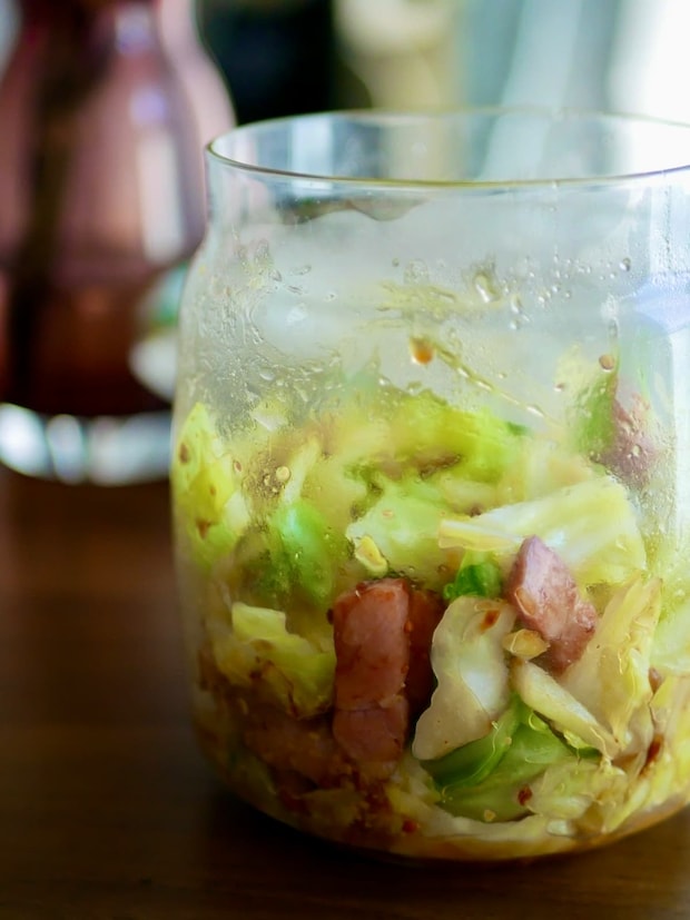 春キャベツを瓶に詰める