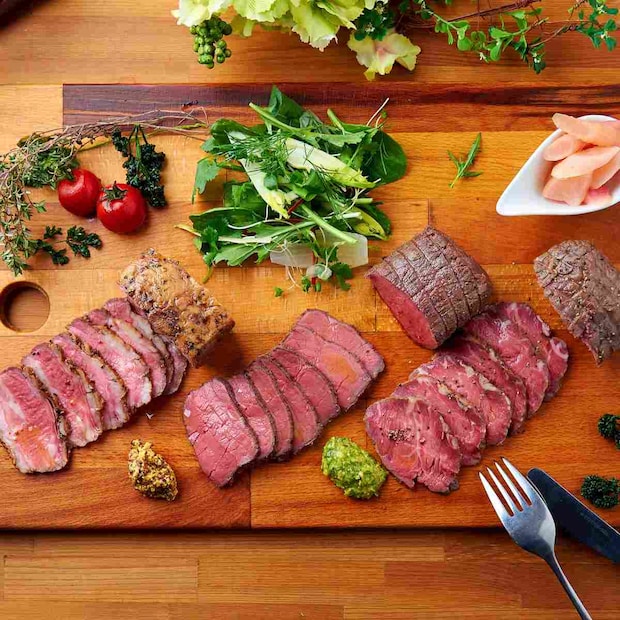 お皿に盛りつけたローストビーフ