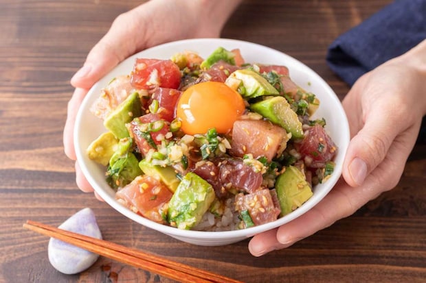 火を使わず5分で完成!焼肉のたれで絶品「ポキ丼」の作り方