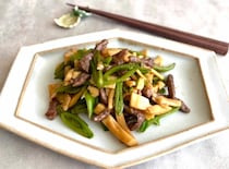 ご飯のおかわり必至！「スナップエンドウのチンジャオロースー風炒め」