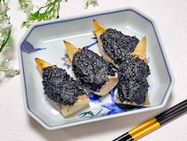 黒ごま風味が食欲をそそる♪「たけのこのごまみそ肉巻き」レシピ