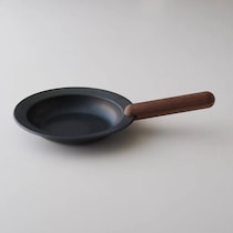 そのまま食卓へ！おしゃれすぎる鉄フライパン「JIU」に感動