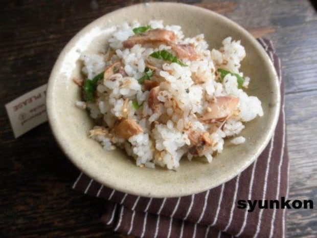 「さば缶と青じそ、しょうが、ごまの混ぜご飯」