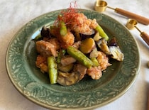残ったから揚げがごちそうに！「なすとアスパラの甘酢油淋風」レシピ