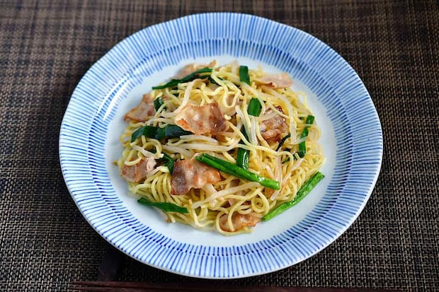 冷凍ニラもやしを使った焼きそば