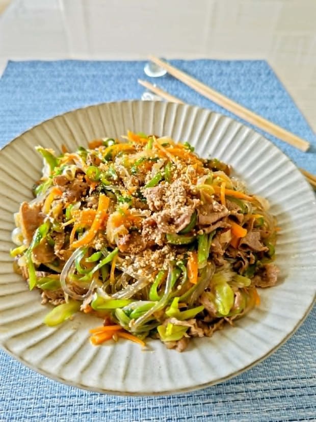 韓国春雨でもちっとおいしい!牛肉と野菜のやさしい「チャプチェ」