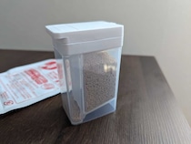 振るだけで小さじ1杯分！ダイソーの「調味料ボトル」が便利