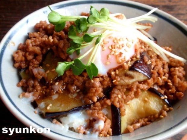 【簡単カフェごはん】茄子とひき肉のオイスターそぼろ乗っけどんぶり＊温玉乗せ