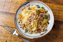 別ゆで不要！フライパンひとつで作る「肉ペペロンチーノ」が絶品すぎる