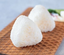 塩麹を入れて炊くだけ！シンプルなのに最高においしい「塩麹のおむすび」