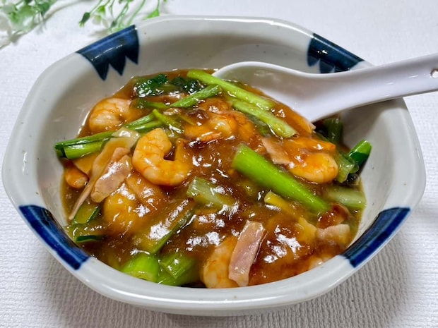 とろ~りあんが絶品!かき込むおいしさの「えびと小松菜の中華丼」レシピ