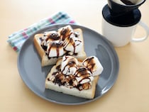 とろけるマシュマロとチョコがたまらない♪「簡単スモアトースト」