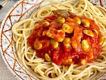 フライパンひとつで完成！「鶏と枝豆のごちそうトマトパスタ」
