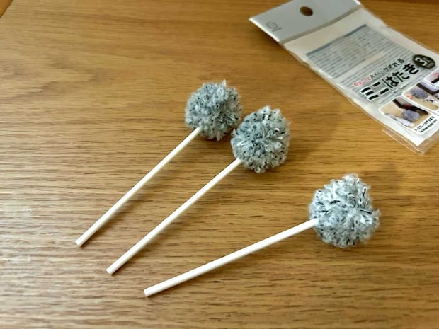 キーボードや棚のすき間掃除に!キャンドゥの「ミニはたき」が便利