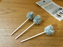 キーボードや棚のすき間掃除に！キャンドゥの「ミニはたき」が便利