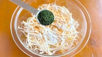 もやしに「小さじ1」加えてみて！カリッとおいしい意外な食べ方【包丁いらず】