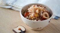 ちくわと梅干しの旨みがじゅわ〜♪「ちくわと天かすの梅炊き込みご飯」