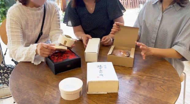チーズケーキを実食レビューする編集部