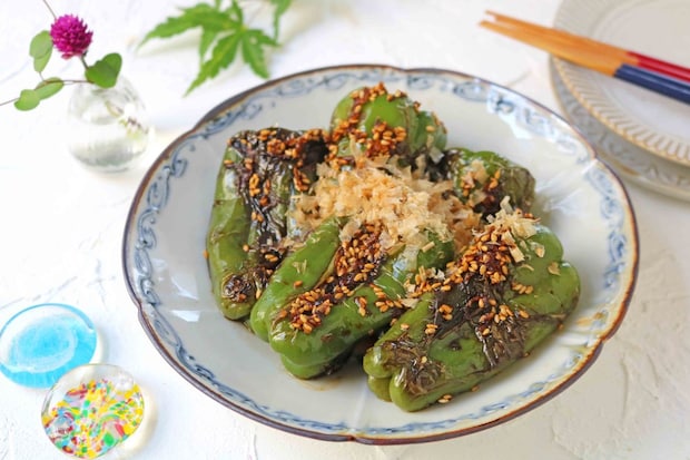 切らずに焼くだけ!ごま油×しょうゆの「まるごとピーマン焼き」