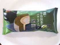 「抹茶×ホワイトチョコ」が合う！ファミマのバウムクーヘンが上品でおいしい