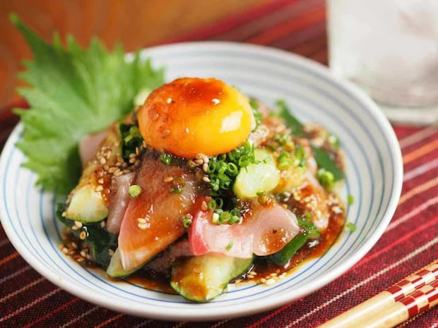 筋肉料理人さん 刺身×焼肉のたれでユッケ ブリ刺身とたたききゅうりのユッケ風