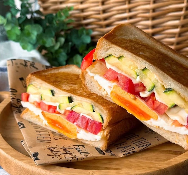 切り込みで断面きれい♪夏野菜のごちそうホットサンドの作り方