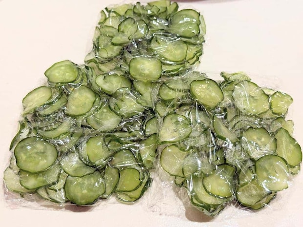 小分けにしてラップで包む　青髪のテツ