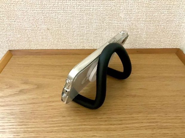 使い方は無限大!キャンドゥ「くね~る」はスマホスタンドにもフックにも◎