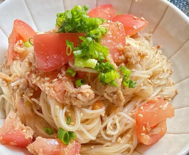 忙しい日に助かる!ゆでて和えるだけの「トマトツナそうめん」