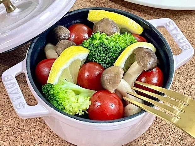 ひとり分で作りやすい!「野菜ときのこの彩りアヒージョ」レシピ