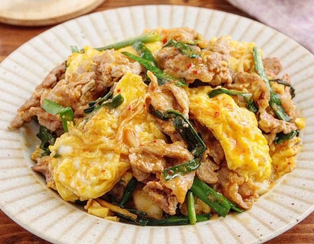 フライパンで炒めるだけ！「豚こま×卵」の簡単ボリュームおかず