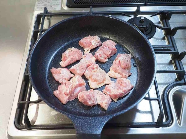 鶏もも肉ととうもろこしのバターしょう油炒め