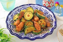 この組み合わせが相性抜群！「ズッキーニとウインナー」のカレーみそ炒め