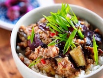 忙しい日のランチに！じゅわっとおいしい「なすののっけご飯」5選