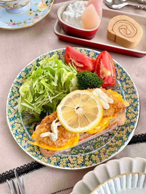 サクふわ鱈フライととろけるチーズエッグの ごちそうカンパーニュトースト