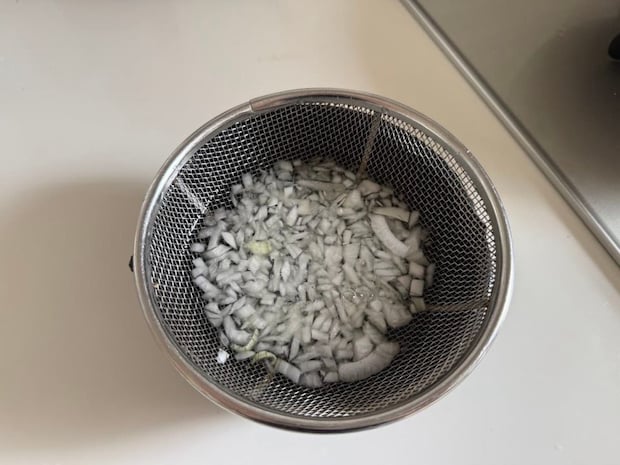 玉ねぎは水にさらす