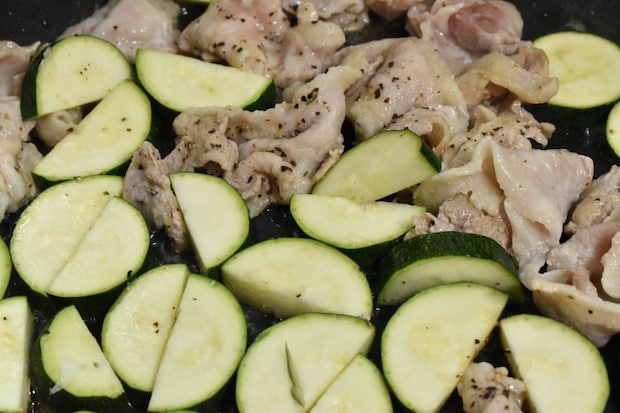 ズッキーニと豚バラのネギ塩レモン炒め