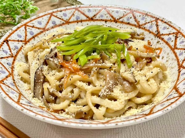 フライパンひとつでOK!きのこたっぷり「ペペロンチーノ焼きうどん」