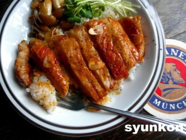 「豚ロース肉のガーリックバター醤油丼」レシピ