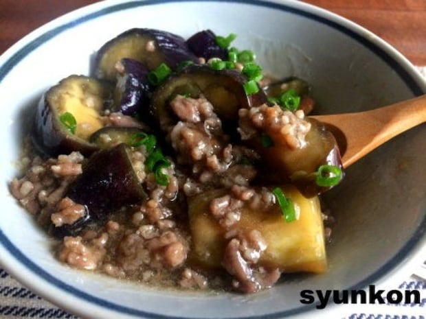 レンジで一発!油なしで作れる「なすとひき肉のとろみそぼろ」