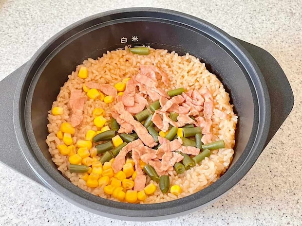 香ばしベーコンと夏野菜の彩り和風炊き込みご飯