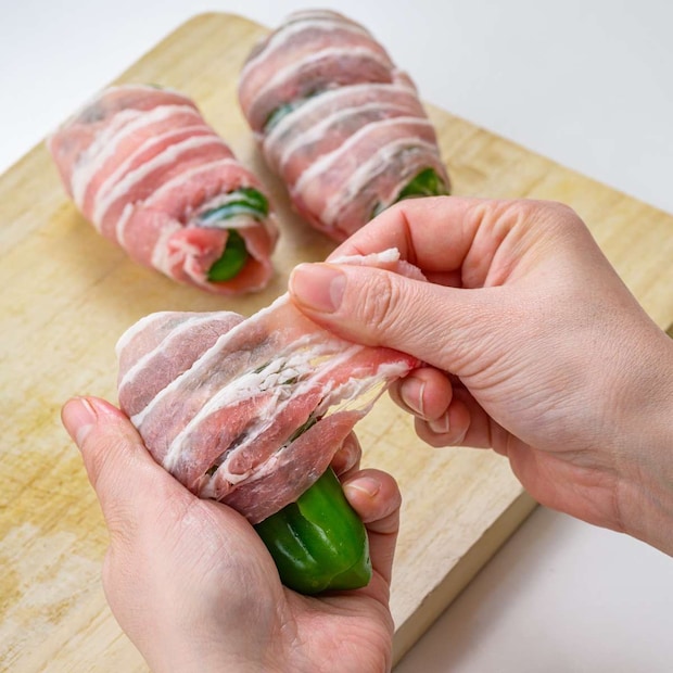 「丸ごとピーマンの肉巻き」レシピ