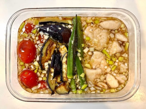 ミニトマトとなすとオクラと鶏ささみを香味だれに漬け込んでいます。